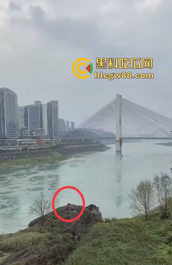 重庆大爷大妈户外河岸边激情野战 大妈俯身口爆 玩的是真花啊 这程度丝毫不输年轻人！-5