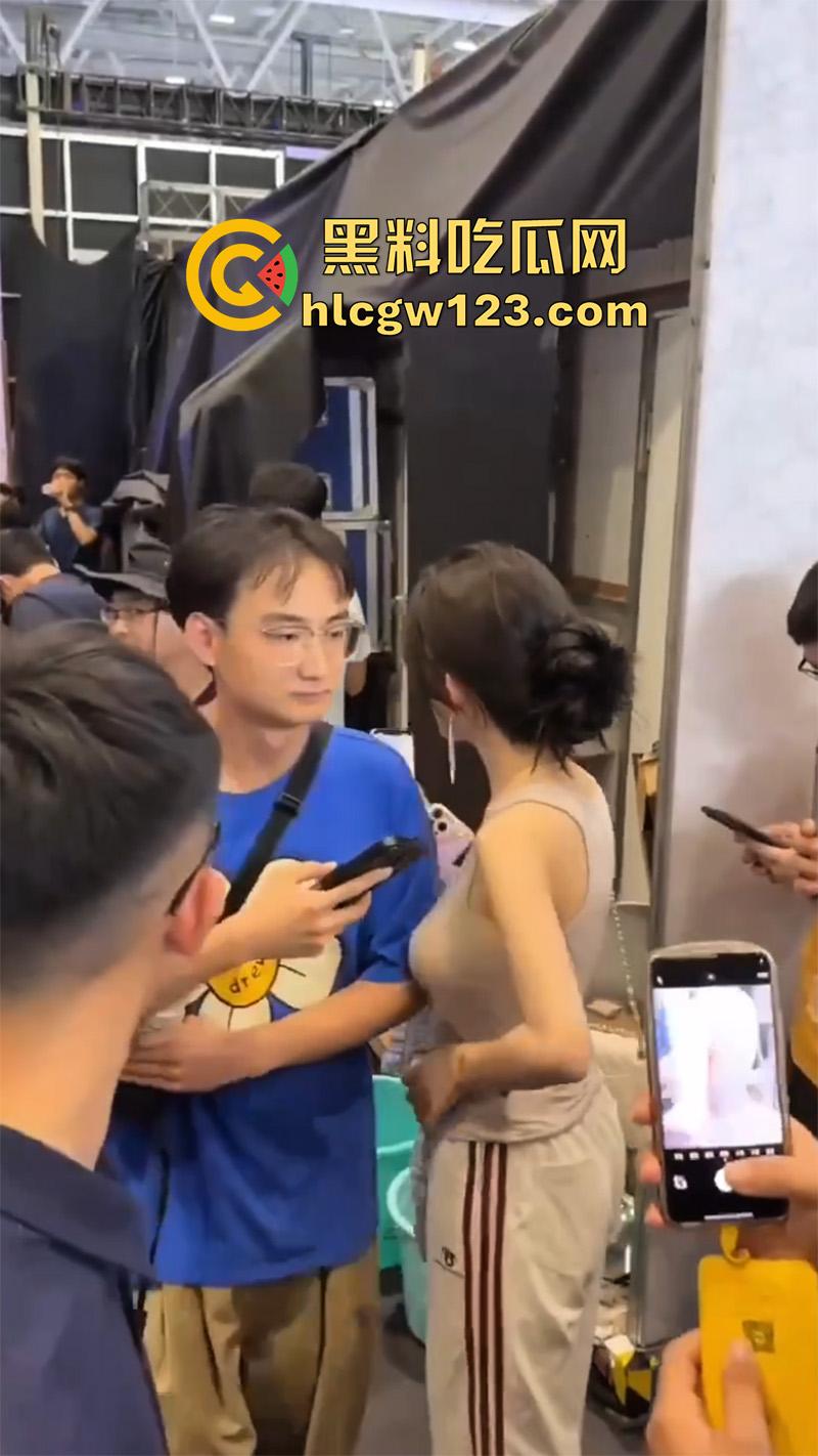 肘击猥亵袭胸大师，冒充摄影师咸猪手摸奶，结果翻车被抓，视频拍下全过程，还真是够猥琐呢！-3