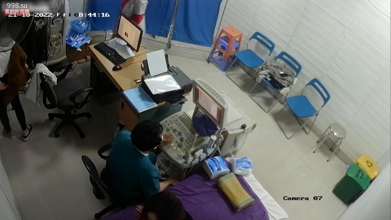 妇科偷拍 男医生帮眼镜少妇检查乳房阴道 少妇开始还有点不好意思 后面一边聊天一边笑-5