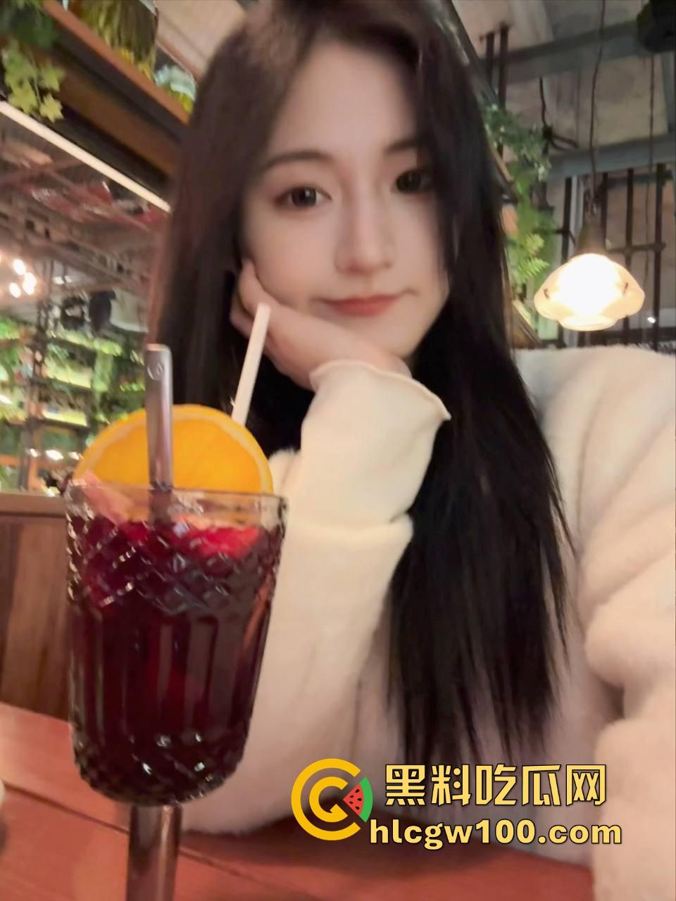 快手骚逼主播花样翻新,直播间聊天还不够刺激,下面被大哥干得满地找牙,这玩得是真骚真真实!-1