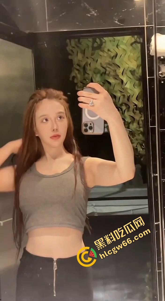 黑龙江高端外围三女一男群P淫趴视频曝光,直播还在装纯,镜子前跪舔抢屌,骚得毫无下限!-1