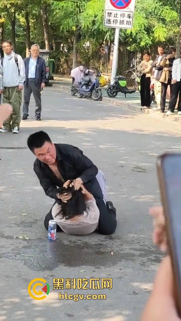 山东男子醉酒殴打女友还拿啤酒洗头！见义勇为小伙出手相救，醉鬼竟拿刀要捅人！-3