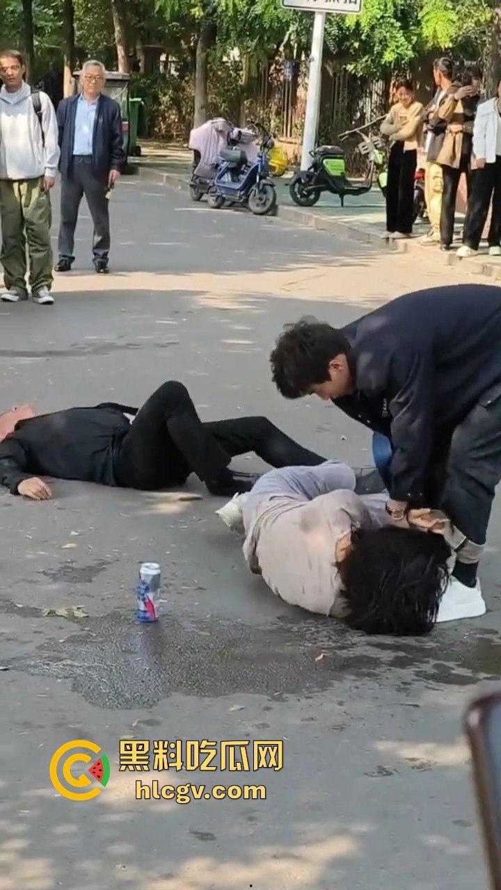 山东男子醉酒殴打女友还拿啤酒洗头！见义勇为小伙出手相救，醉鬼竟拿刀要捅人！-8