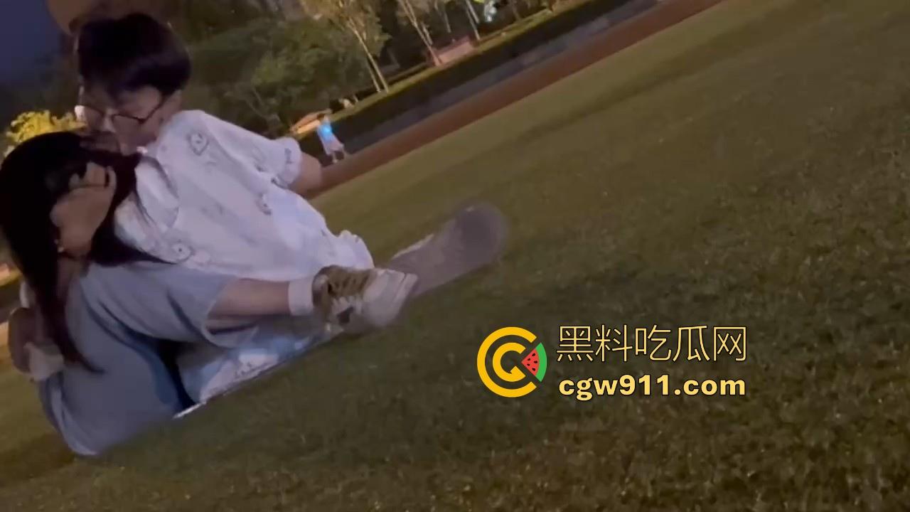 广东轻工职业学院深夜操场,一对小情侣在草坪上忍不住上头了,上演当场口爆,完全无视众人,真会玩呀!-7