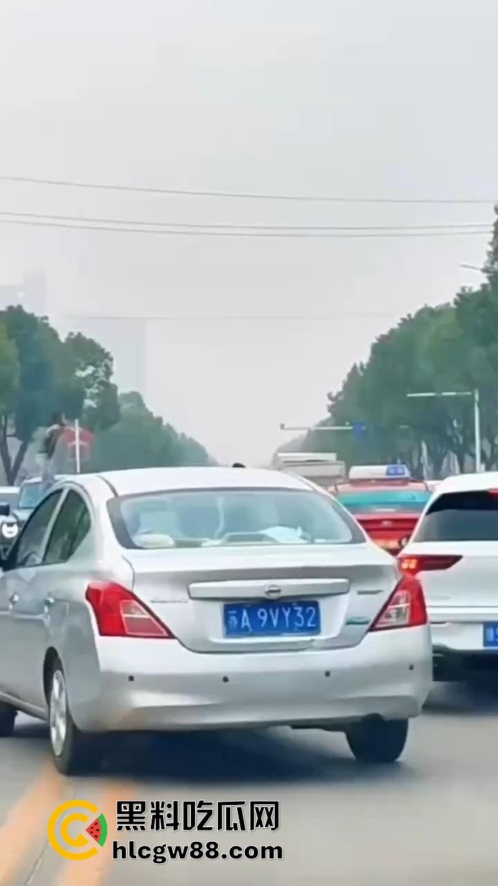 信阳固始惊现爬车怪，美女经理新买的车惨遭当街爬车，心疼到怀疑人生！-1