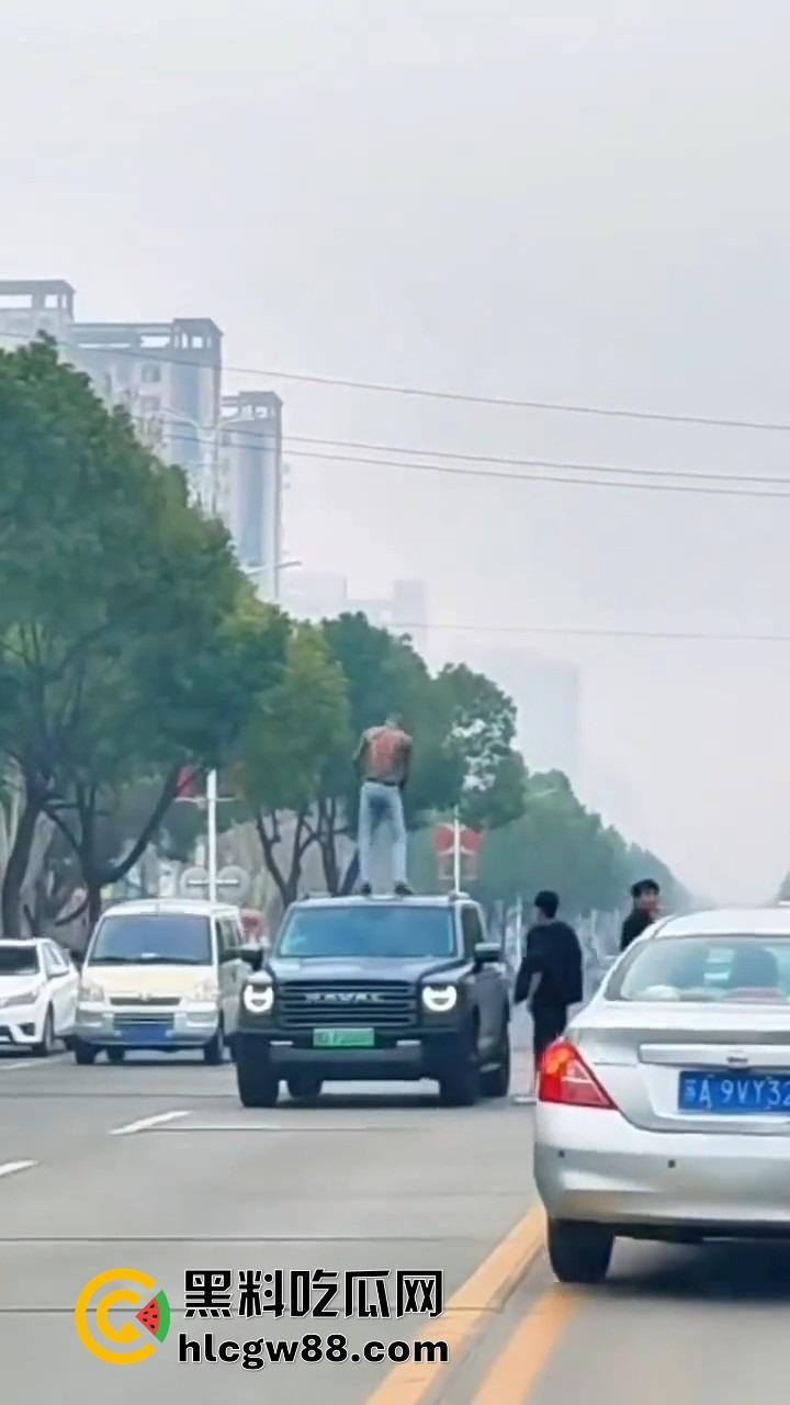 信阳固始惊现爬车怪，美女经理新买的车惨遭当街爬车，心疼到怀疑人生！-2
