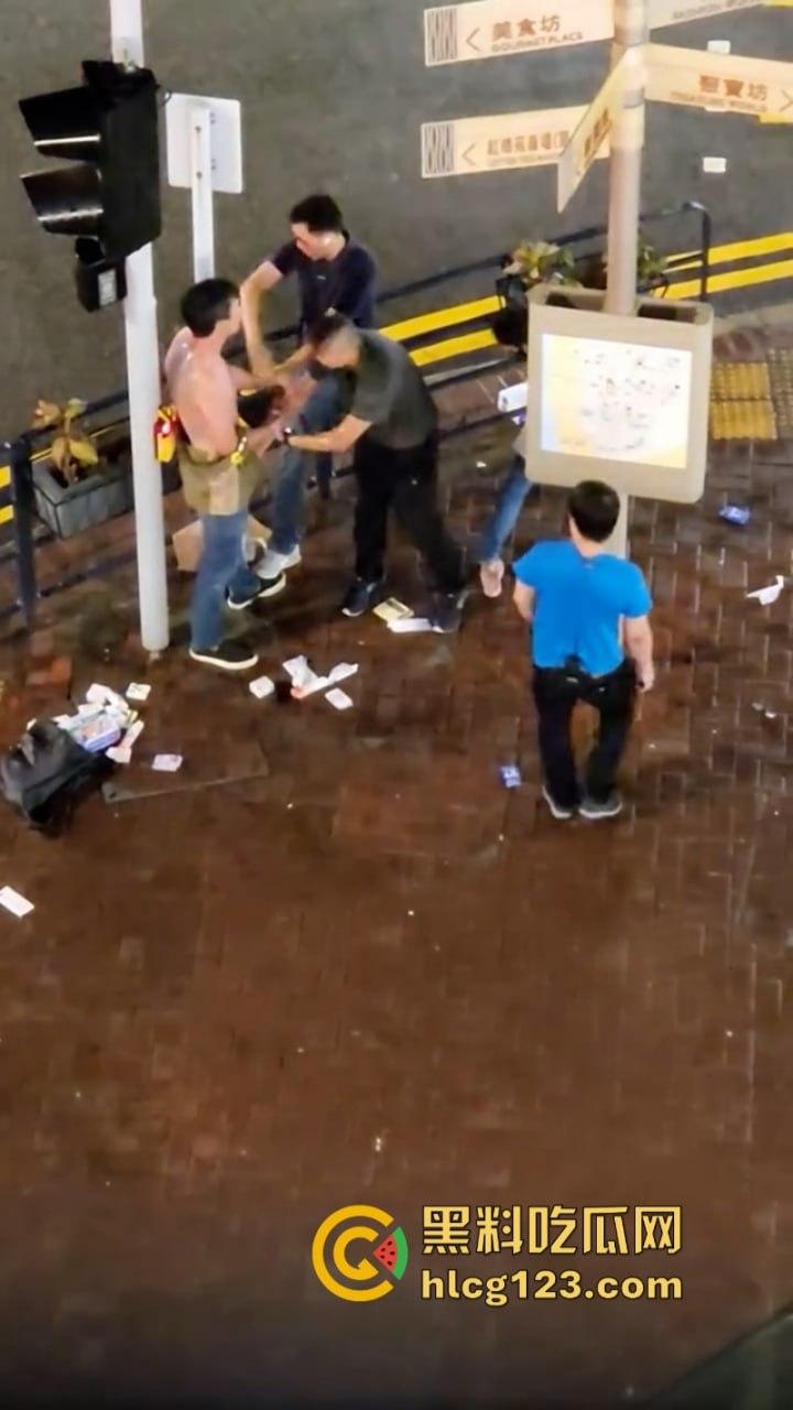 小偷夫妻挺猖狂！【黄埔新天地AEON】惊现“拿”货男女 被保安当众“打包”带走 丢人丢到家了！-3