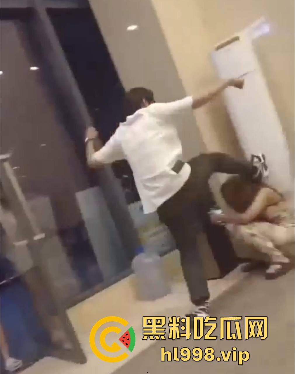 某红书的集美们炸了！好战友被臭男人暴打，结果竟是她乱吐口水惹的祸？-3