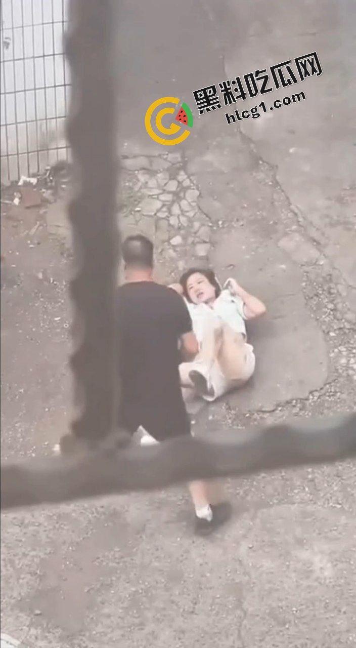 山西吕梁孝义 一男子当街殴打女子 痛下杀手 用脚踩砖头砸 被路人小姐姐报警 实拍视频传出！-3