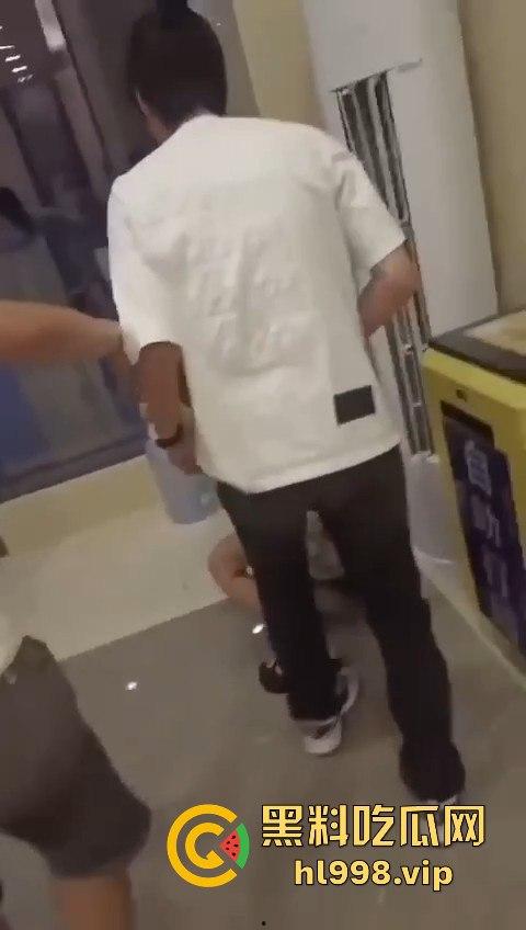 某红书的集美们炸了！好战友被臭男人暴打，结果竟是她乱吐口水惹的祸？-4