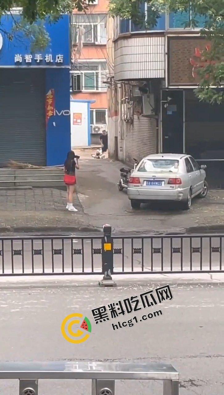 山西吕梁孝义 一男子当街殴打女子 痛下杀手 用脚踩砖头砸 被路人小姐姐报警 实拍视频传出！-4