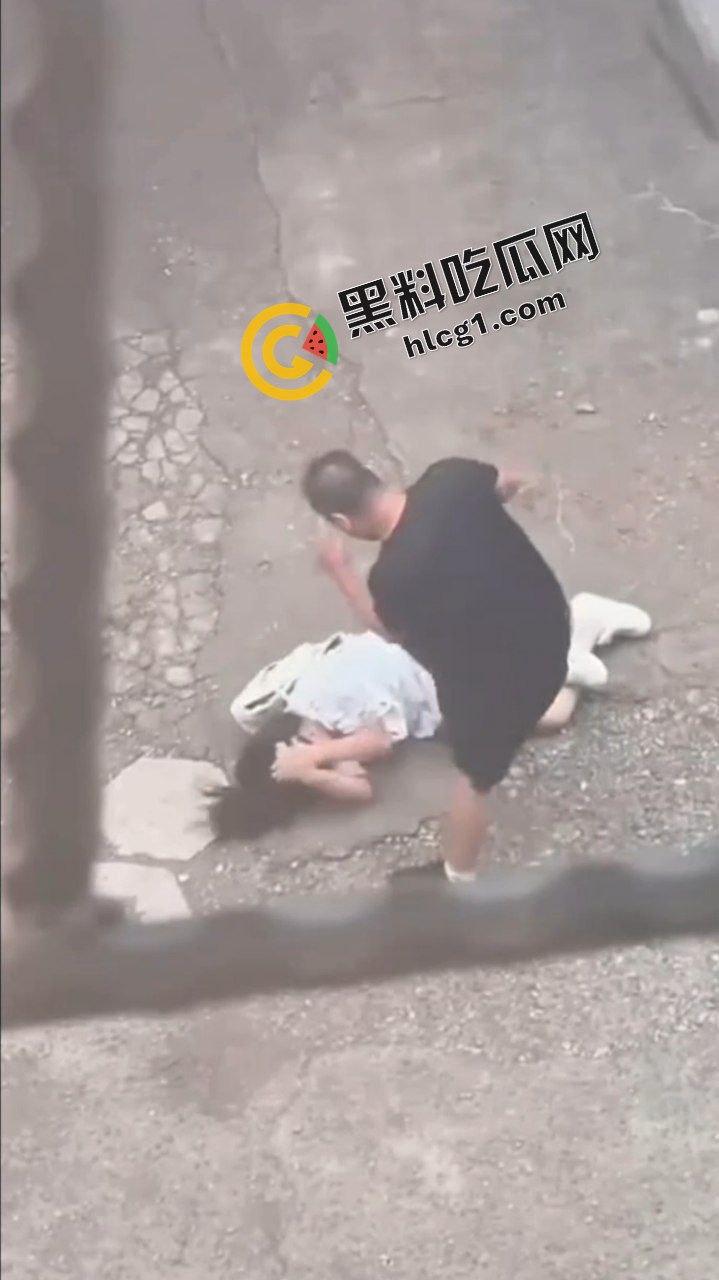 山西吕梁孝义 一男子当街殴打女子 痛下杀手 用脚踩砖头砸 被路人小姐姐报警 实拍视频传出！-5