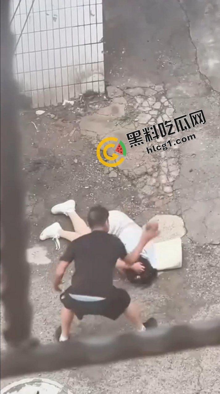 山西吕梁孝义 一男子当街殴打女子 痛下杀手 用脚踩砖头砸 被路人小姐姐报警 实拍视频传出！-8