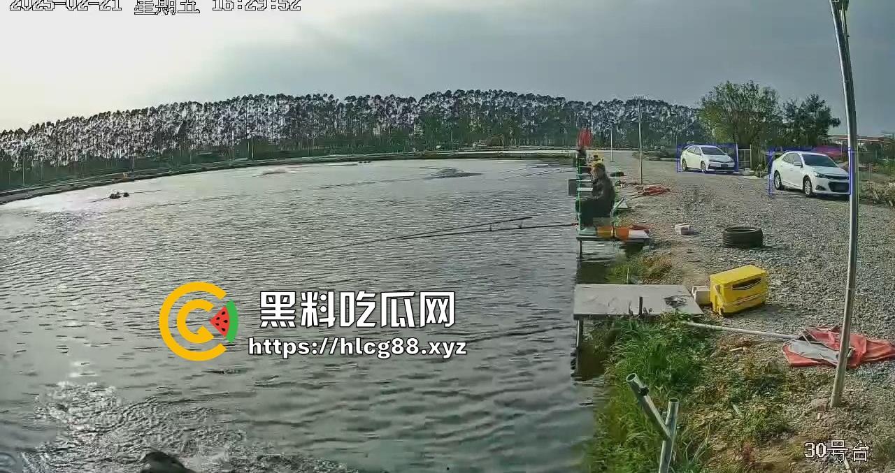 钓鱼妹子被鱼反钓拉下水，上岸哭成泪人，姐妹笑喷翘嘴没钓到把自己钓没了！-7