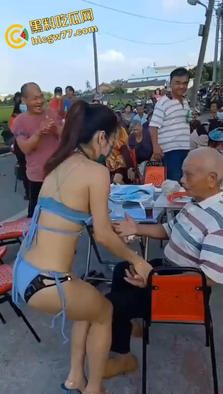 淫乱促销炸裂现场,骚女坐怀磨胸勾老头,道德沦丧爽到喷血!-1