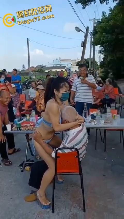 淫乱促销炸裂现场,骚女坐怀磨胸勾老头,道德沦丧爽到喷血!-6