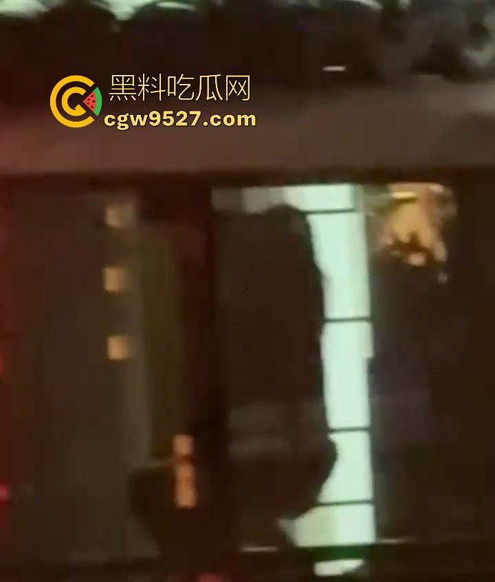 嘉兴西塘临水的民宿，小情侣做爱不拉窗帘被偷拍，江南风，小桥流水人家做爱，泰山压顶到抱起猛操花样百出！-2