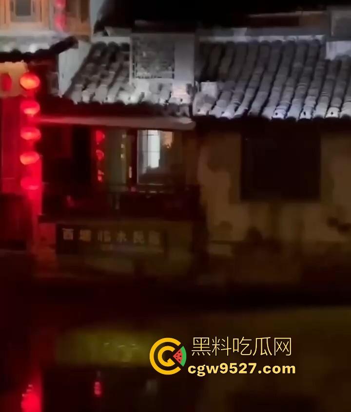 嘉兴西塘临水的民宿，小情侣做爱不拉窗帘被偷拍，江南风，小桥流水人家做爱，泰山压顶到抱起猛操花样百出！-6