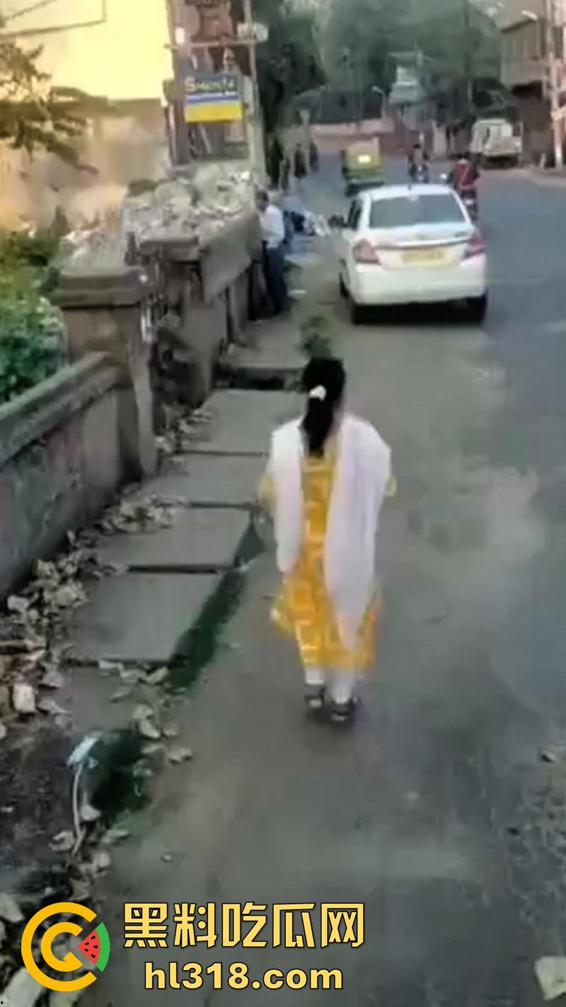 印度三哥奇葩操作,街边尿尿同时还拿尿洗脸,果然是印度,人尿牛尿都不避讳,玩的真花花啊!-1