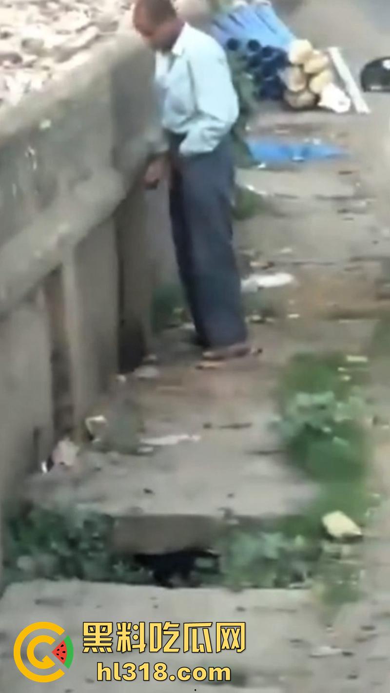 印度三哥奇葩操作,街边尿尿同时还拿尿洗脸,果然是印度,人尿牛尿都不避讳,玩的真花花啊!-2
