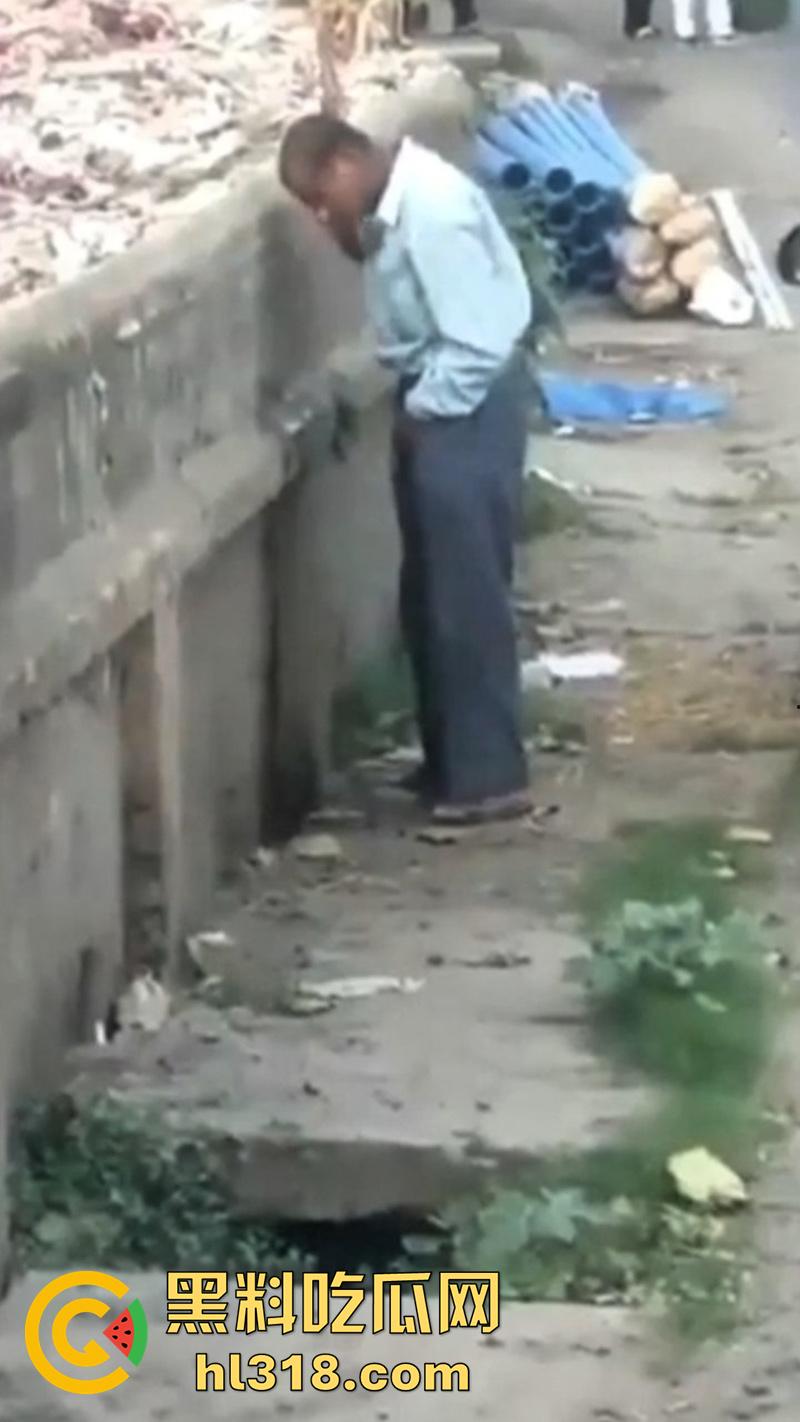 印度三哥奇葩操作,街边尿尿同时还拿尿洗脸,果然是印度,人尿牛尿都不避讳,玩的真花花啊!-3