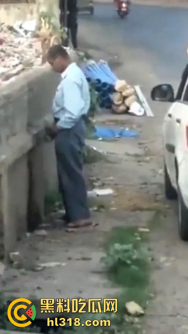 印度三哥奇葩操作,街边尿尿同时还拿尿洗脸,果然是印度,人尿牛尿都不避讳,玩的真花花啊!-4