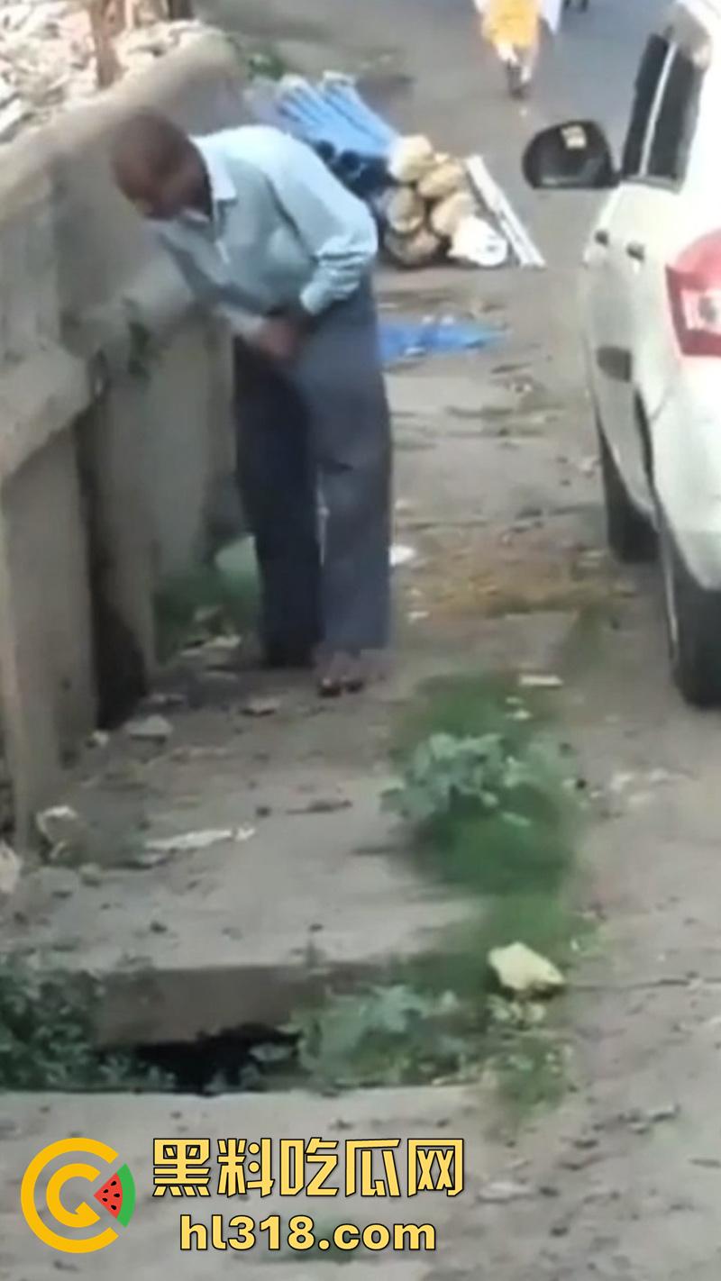 印度三哥奇葩操作,街边尿尿同时还拿尿洗脸,果然是印度,人尿牛尿都不避讳,玩的真花花啊!-5