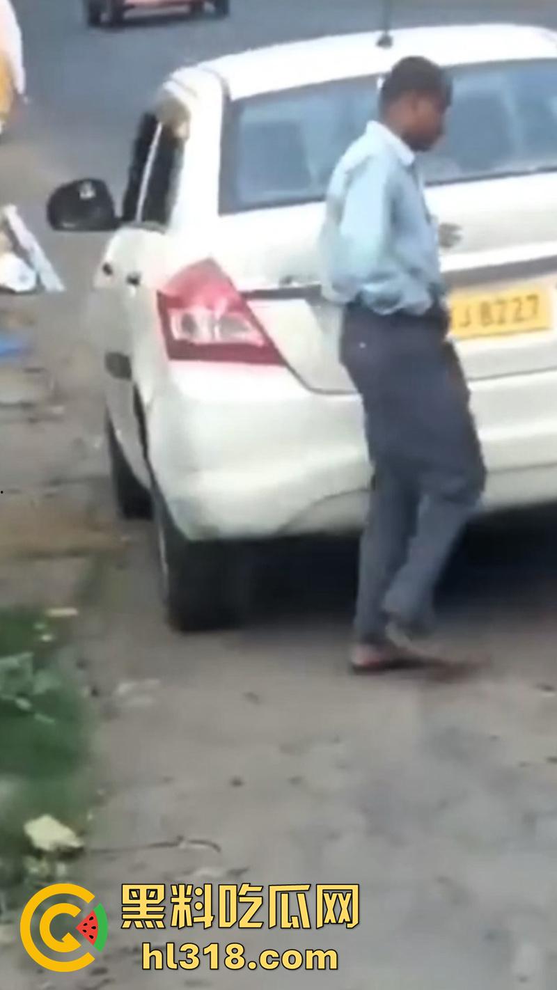 印度三哥奇葩操作,街边尿尿同时还拿尿洗脸,果然是印度,人尿牛尿都不避讳,玩的真花花啊!-6
