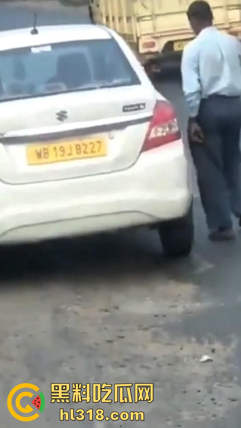 印度三哥奇葩操作,街边尿尿同时还拿尿洗脸,果然是印度,人尿牛尿都不避讳,玩的真花花啊!-7