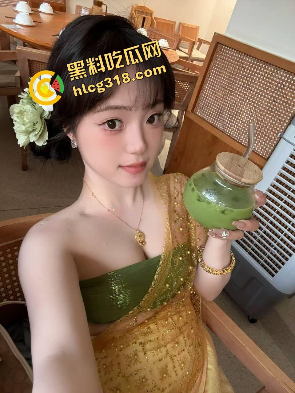 人妻旗袍小骚逼独自在家抠到喷水，爆操后床单成河，白虎鲍夹屌叫到破音，这种骚逼撸一发不亏！-4