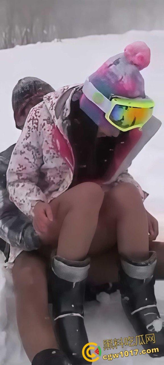 户外野战天花板，超雄情侣大冬天雪地激情做爱，还不忘变换各种姿势，这是真不怕冷啊！-3