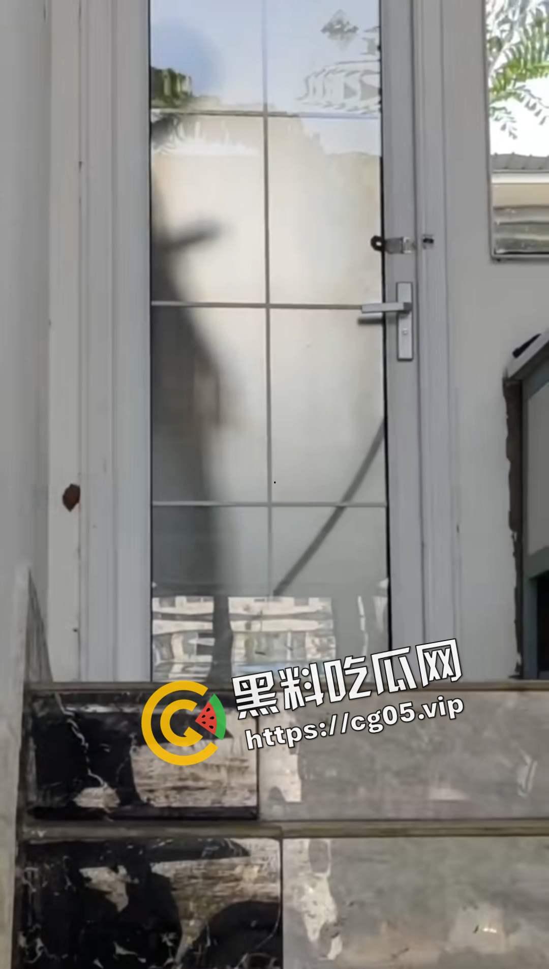 某旅游学院 一男子在校园玻璃门共厕所打飞机 被同学当皮影戏看 拍摄发到表白墙 直接社死-3