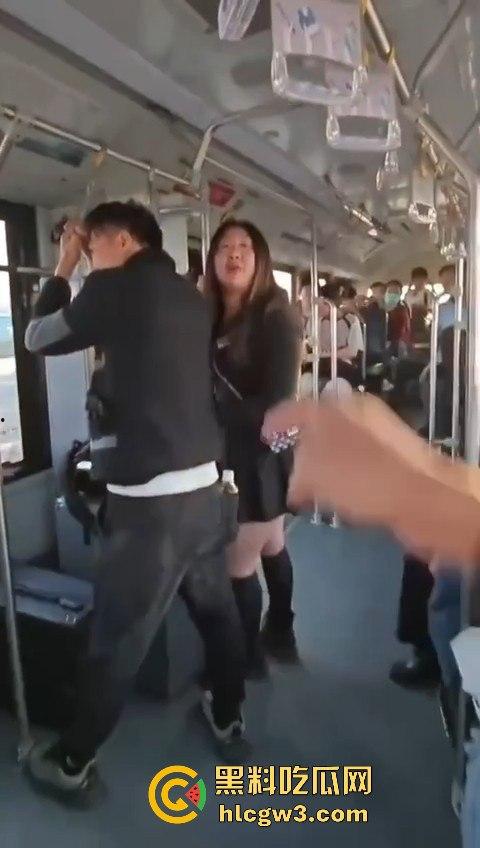 坦克小仙女坐公交大声喧哗反怼劝阻者 结果遇上硬茬 下车被骂到破防 大爷在车上笑得不行！-5