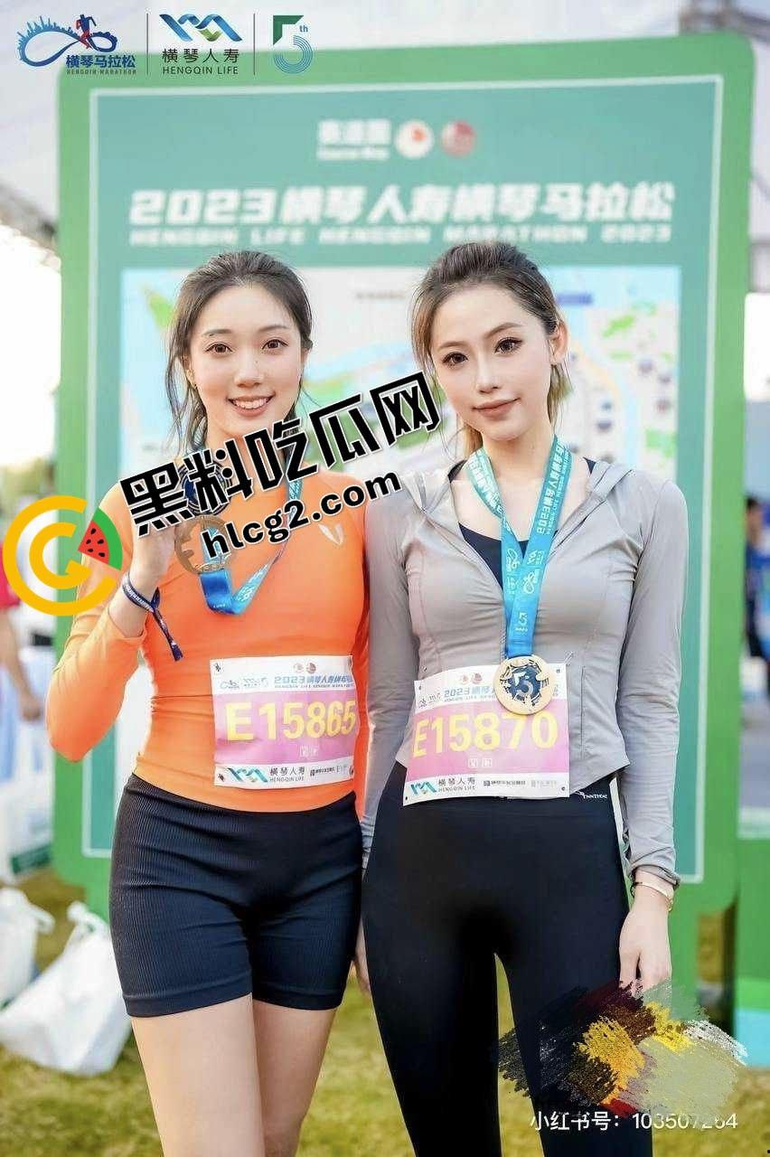 瓜友小红书上约的珠海极品女神 爱运动还参加过马拉松 没想到床上这么淫荡 深情舔屌的眼神太迷人了！-1