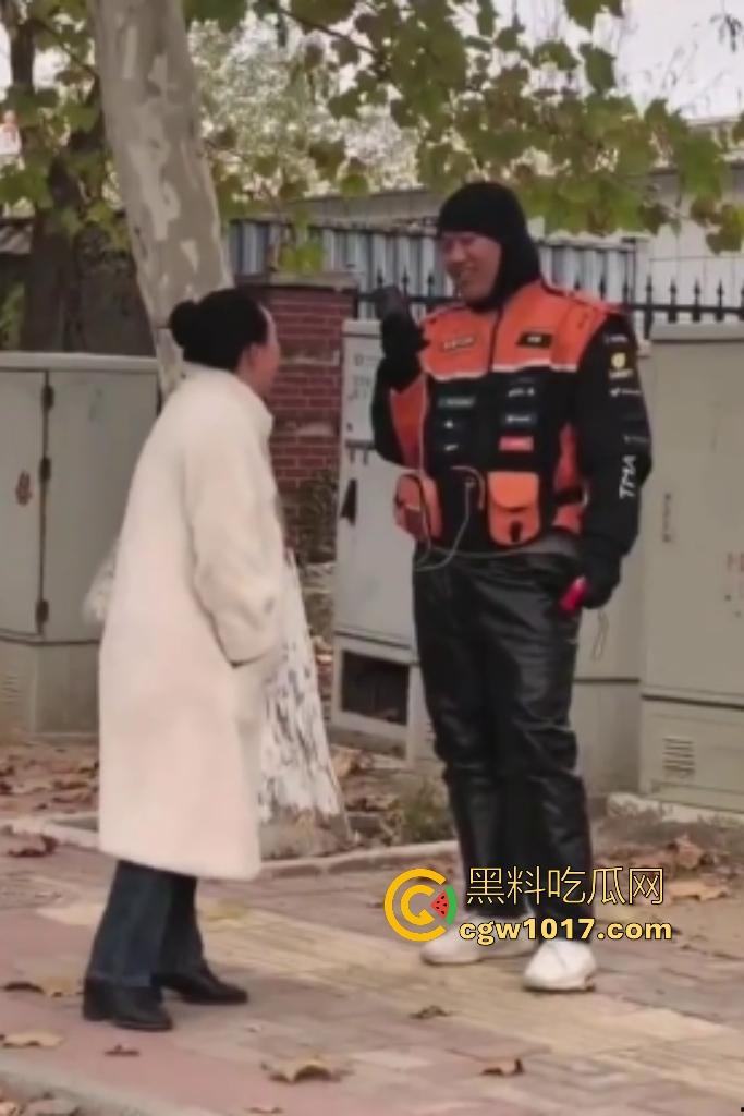 老八婆偷外卖被抓现行,语出惊人耍赖对着镜头吼“外卖小哥看上我了,相中我B贵不贵”,外卖小哥带着面罩都觉得羞耻!-1