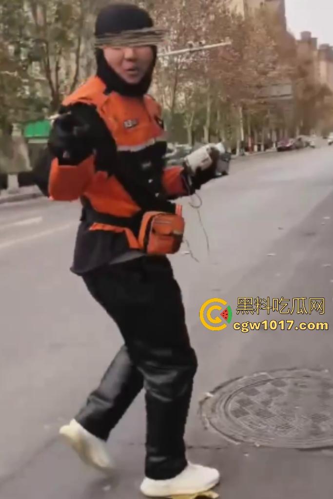 老八婆偷外卖被抓现行,语出惊人耍赖对着镜头吼“外卖小哥看上我了,相中我B贵不贵”,外卖小哥带着面罩都觉得羞耻!-6