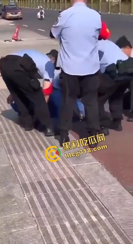 郑州街头惊现全裸妹子游街，任务完成得太彻底，帽子叔叔追着递毛巾，妹子边跑边喊我是主人的狗！-16