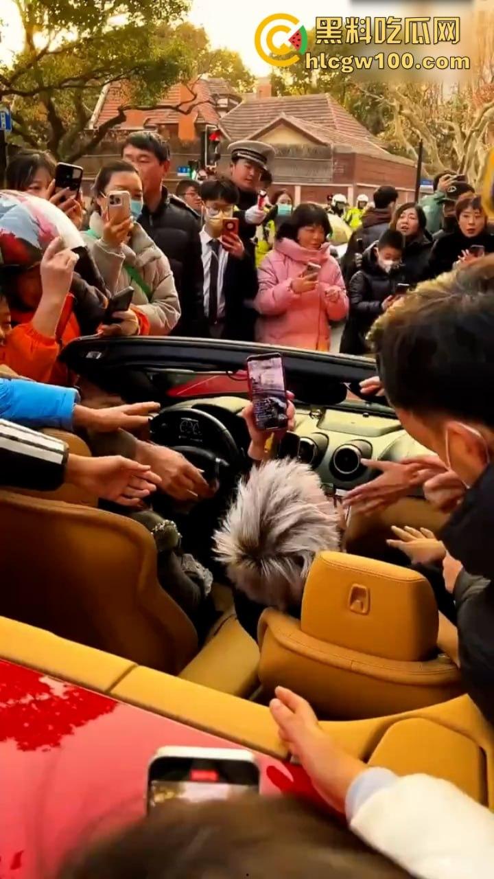 上海武康路成网红富人聚集地豪车炸街 现场派发红包引路过行人蜂拥争抢 打开竟是代金券？-10