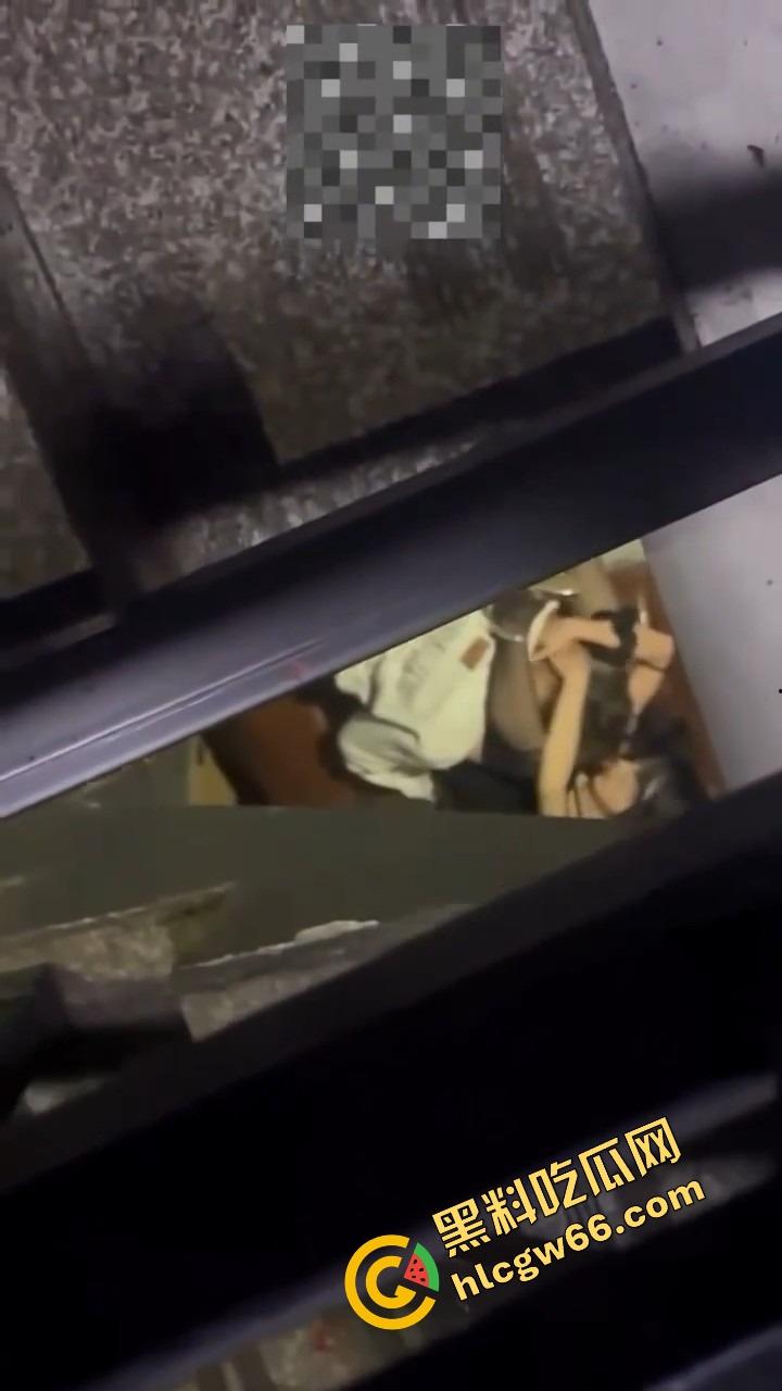 苏州七星汇顶级营销张洋洋送小妹去地下室打炮！结果客人喝多硬不起，B到位了炮却哑火！-6