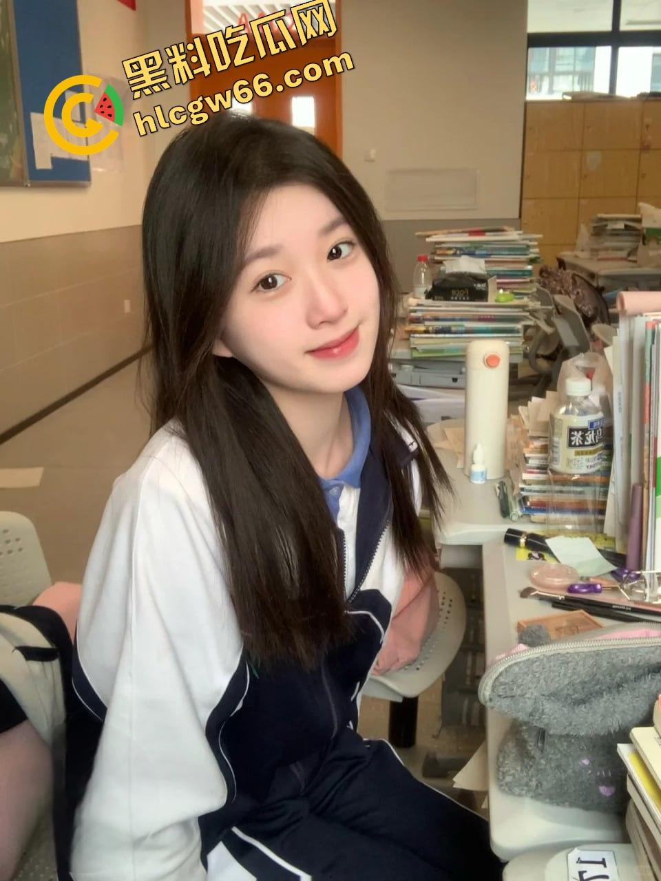 湖南骚学妹【苏润芝】穿着百褶裙给男友舔到发疯！白嫩奶子啪得跳，湿逼吸得啪啪响！-1