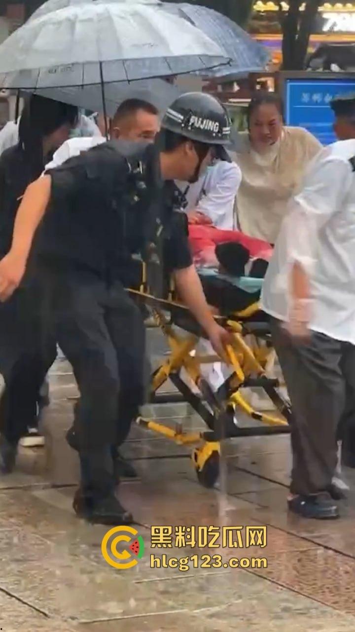 当街放血！姑苏花季学妹小红书约拍六旬老头 因不满出片效果遭对方水果刀伺候 当场昏迷-3