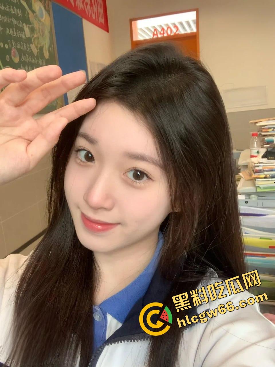 湖南骚学妹【苏润芝】穿着百褶裙给男友舔到发疯！白嫩奶子啪得跳，湿逼吸得啪啪响！-3