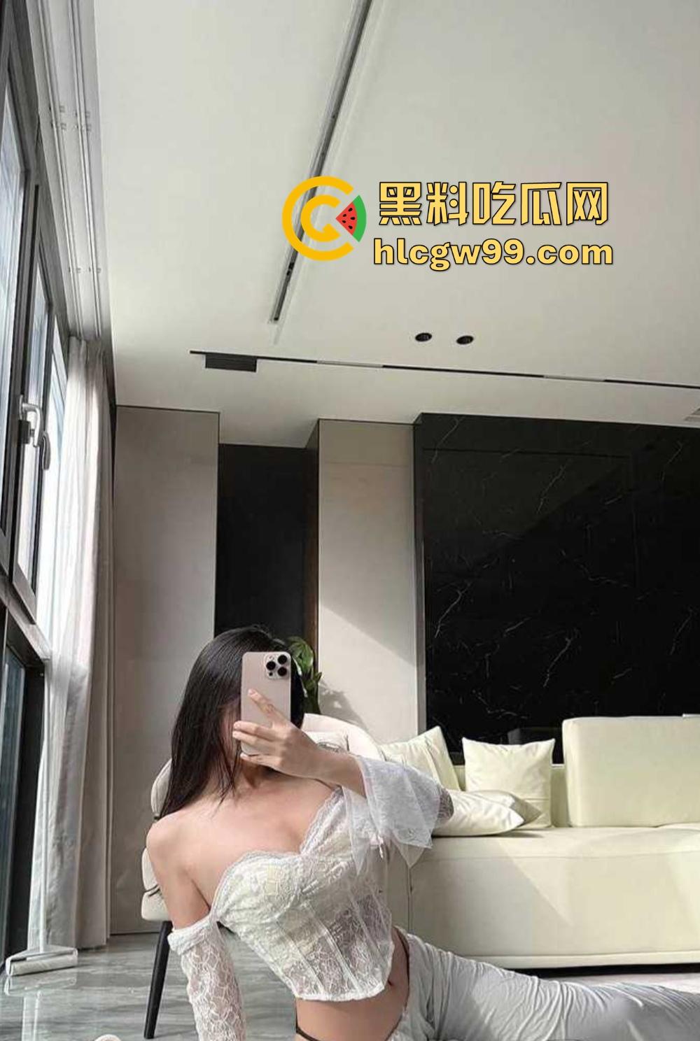 公司高冷御姐勾引同事酒店大战，情趣套装跪舔鸡吧骚到炸裂，反差成精，可惜碰上个软屌男同事玩不明白！-1