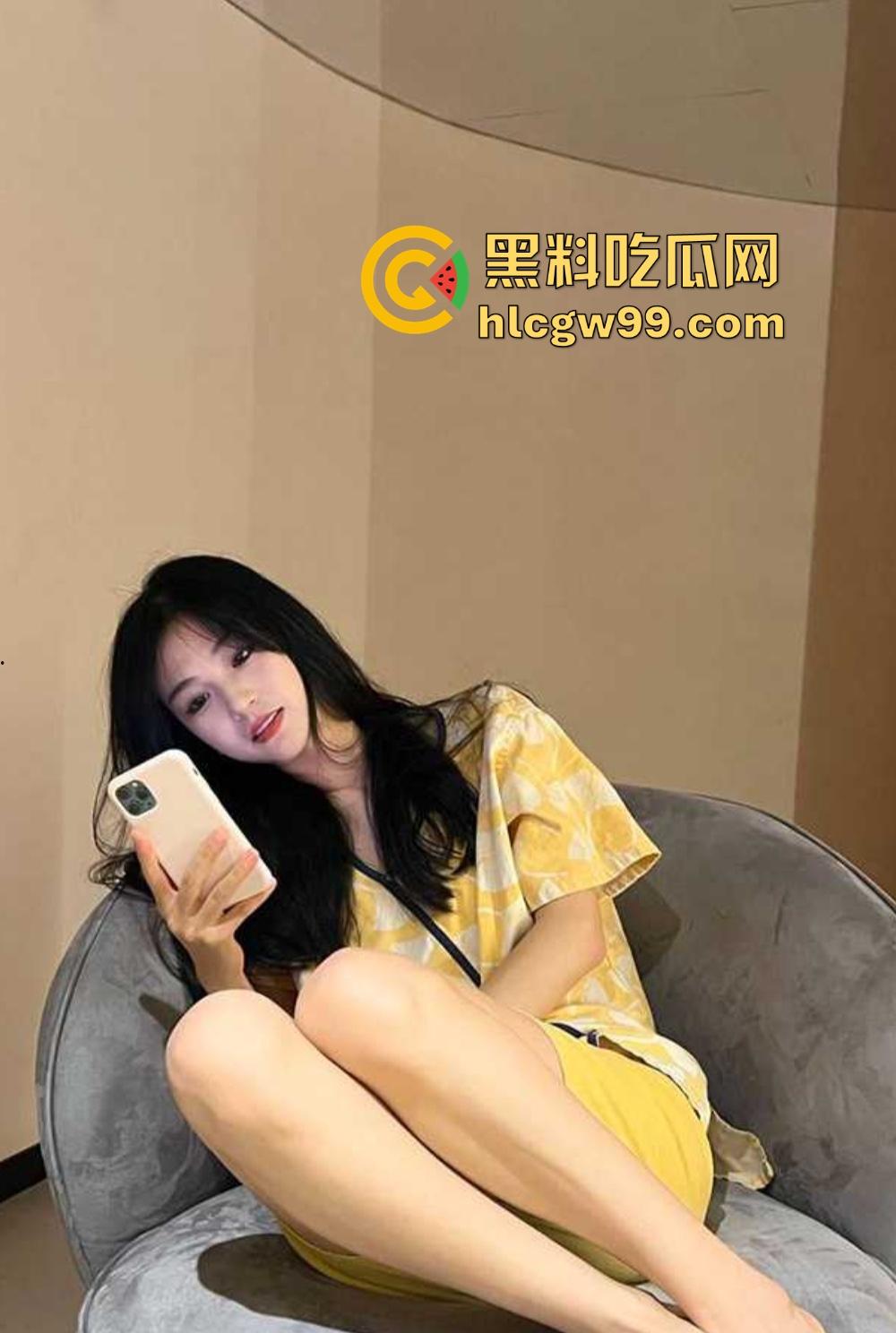 公司高冷御姐勾引同事酒店大战，情趣套装跪舔鸡吧骚到炸裂，反差成精，可惜碰上个软屌男同事玩不明白！-2