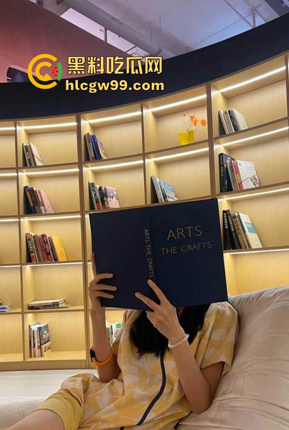 公司高冷御姐勾引同事酒店大战，情趣套装跪舔鸡吧骚到炸裂，反差成精，可惜碰上个软屌男同事玩不明白！-3