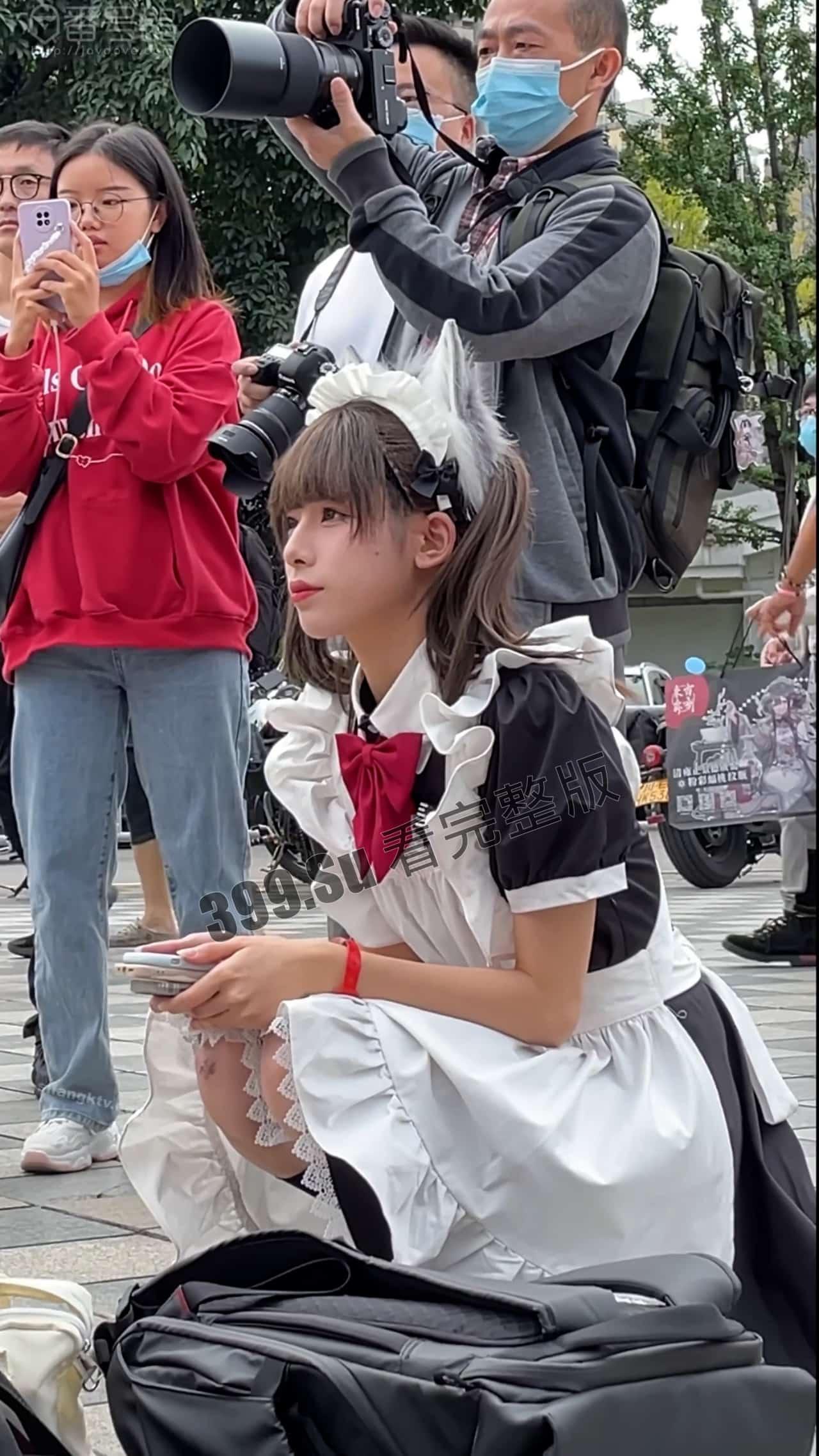 #抖音 #微博 #腥味猫罐 知名COSER腥味猫罐动漫节被偷拍裙底事件-4