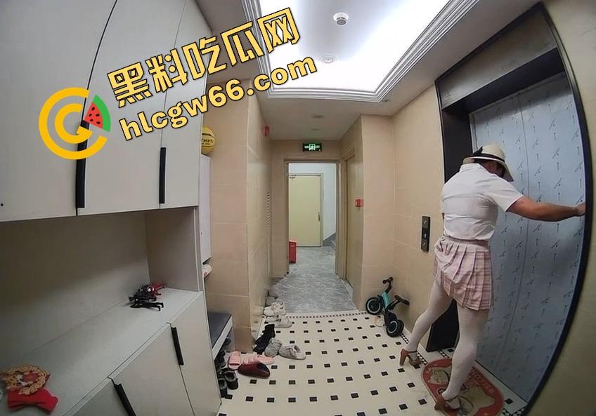 离谱到爆！男子穿白丝JK短裙在妹子家门口地毯上蹭半天射不出来，边蹭边喘边爽，这是人干的事儿吗？-7