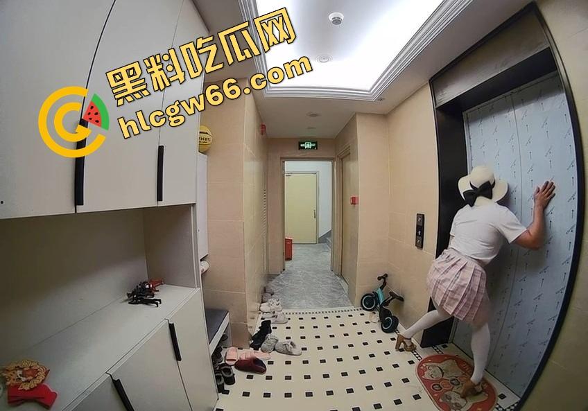 离谱到爆！男子穿白丝JK短裙在妹子家门口地毯上蹭半天射不出来，边蹭边喘边爽，这是人干的事儿吗？-8