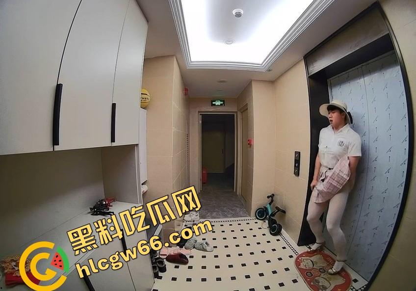 离谱到爆！男子穿白丝JK短裙在妹子家门口地毯上蹭半天射不出来，边蹭边喘边爽，这是人干的事儿吗？-10