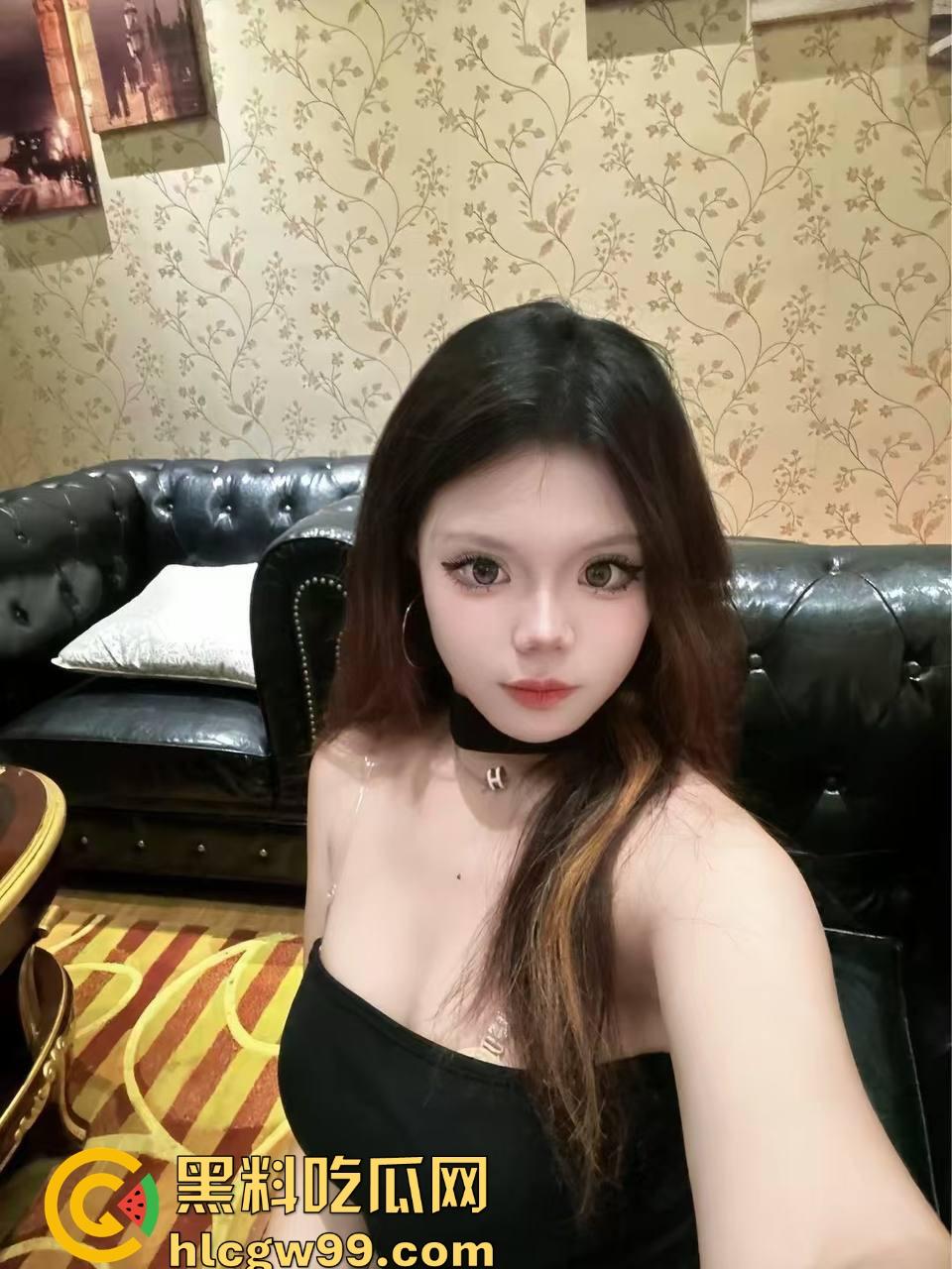 南通极品SM母狗【封封】发情大屁股母狗逼夹毛笔写字,骚气冲天玩弄小穴和屁眼,屁眼小穴玩得骚到冒烟!-1